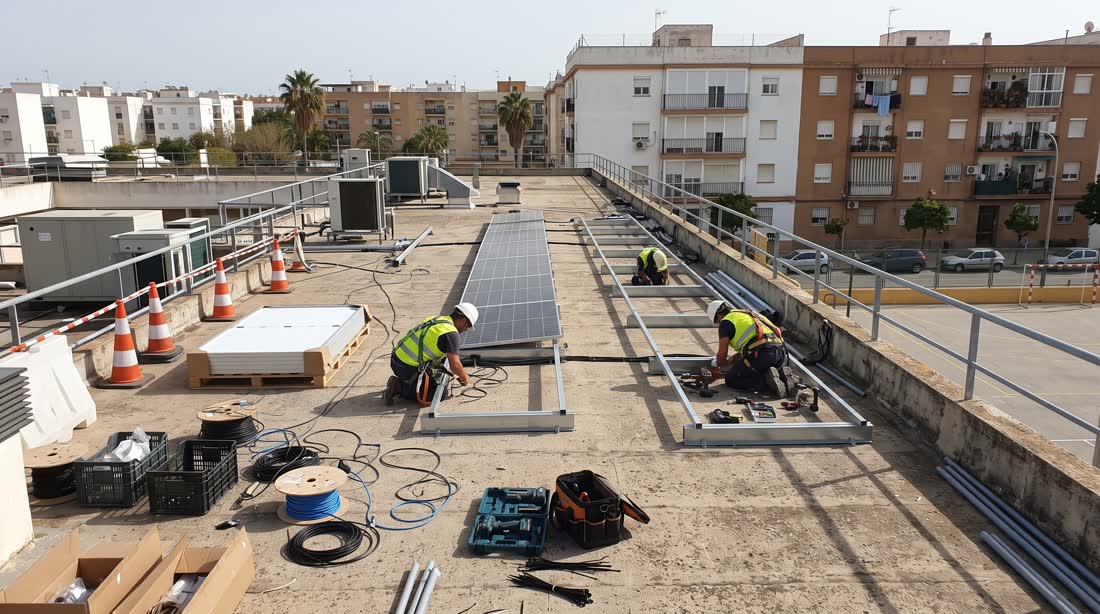 Instaladores colocando placas solares en una azotea