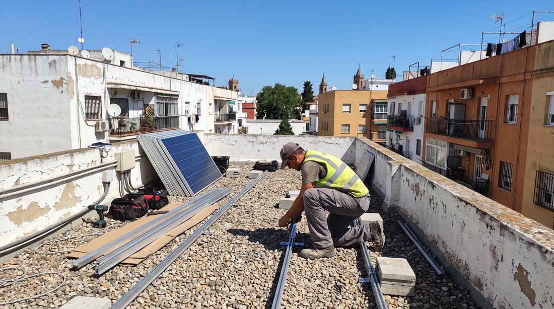 Técnico fijando la estructura de las placas solares
